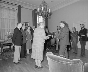 102907 Afbeelding van de aanbieding van het eerste exemplaar van het boek Utrecht verleden tijd door A.C. Roodnat ...